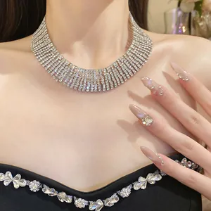 Vista ravvicinata di un elegante girocollo a più file con strass e nappe indossato da una modella.