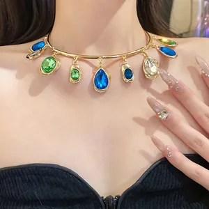 Collier ras-du-cou doré luxueux avec des pendentifs en cristal ovales et en goutte