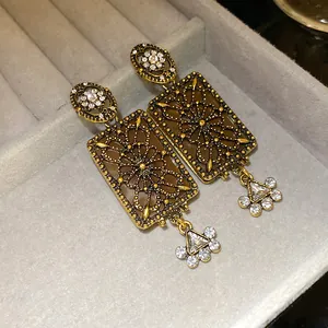 Orecchini vintage stile corte con filigrana quadrata e pendenti in cristallo