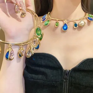 Détail du collier ras du cou en or avec pendentifs en cristal multicolores en forme de goutte