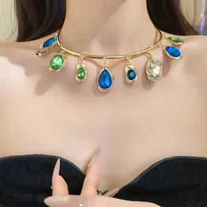 Détail macro d'un collier ras du cou en or avec des pendentifs en forme de goutte