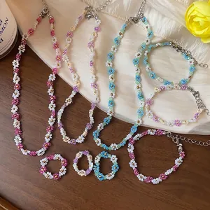 Parure de bijoux fleurs en perles faite main comprenant colliers, bracelets et bagues pastel
