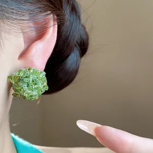 Elegante pendiente de flor con cuentas verdes y aguja de plata para pieles sensibles