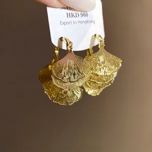 Elegante Vintage-Ohrhänger in Ginkgoblatt-Fächerform aus strukturiertem Gold für Damen.