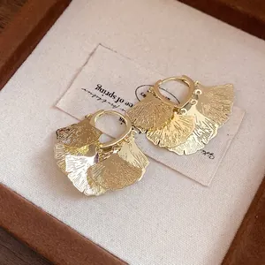 Elegante goldene Ginkgoblatt-Fransenohrringe für einen minimalistischen Vintage-Look
