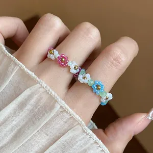 Gros plan détaillé d'une bague à fleurs en perles de verre colorées faite à la main