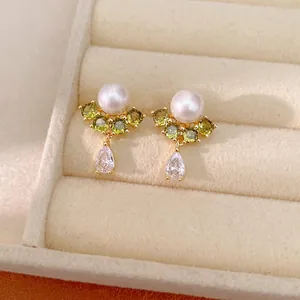 Eleganti orecchini pendenti con perle e zirconi verdi placcati in oro 18 carati per donne