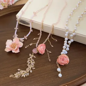 Elegante collezione di collane con ciondoli di rose eterne e perle raffinate