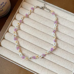 Collier de fleurs en perles de verre colorées dans une boîte à bijoux de luxe