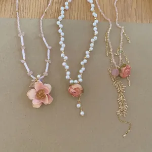 Set di collane con perle e rose stabilizzate con romantici ciondoli floreali da donna