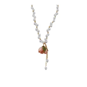 Elegante collana di perle con delicato ciondolo a fiore rosa per un look dolce e minimalista
