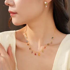 Primo piano di un'elegante collana placcata in oro 18 carati con nappe di zirconi