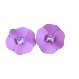 Elegantes pendientes de botón de flor morada con un cristal central de forma cuadrada