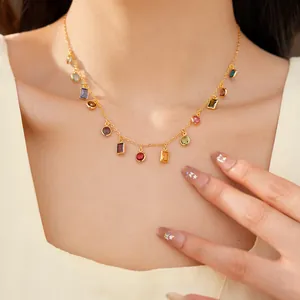 Primo piano di una collana placcata in oro 18k con ciondoli in zircone colorati
