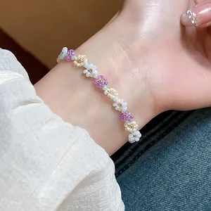 Détail en gros plan d'un joli bracelet en perles de verre fait main porté au poignet