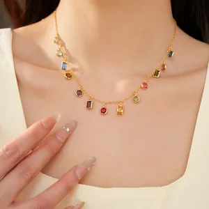 Primo piano di una collana placcata in oro 18k con vari ciondoli in zirconi colorati