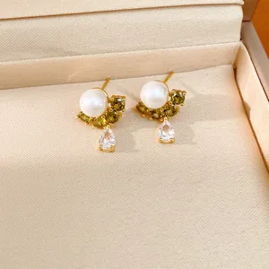 Primo piano dettagliato di orecchini di perle placcati in oro con zirconi verde oliva