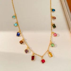 Dettaglio collana placcata oro 18k con ciondoli colorati in zircone e forme miste.
