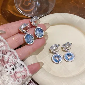 Eleganti orecchini a clip in stile francese con cielo stellato blu e foglie di cristallo