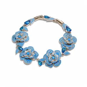 Elegante bracciale in argento con motivi floreali blu e zirconi blu a forma di goccia.