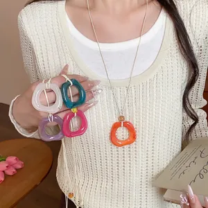 Collana con Pendente Geometrico in Acrilico Minimalista Stile Dopamina in Pelle Artificiale Catena per Maglione Gioielli da Donna