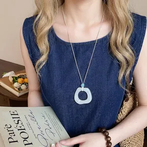 Collana con ciondolo ad anello geometrico in acrilico minimalista con cordino beige