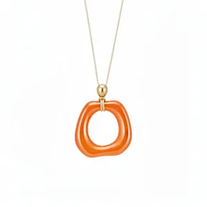 Collana moderna con ciondolo geometrico in acrilico arancione su catena dorata