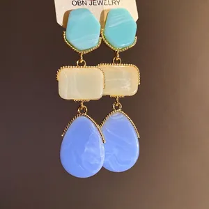Élégantes boucles d'oreilles vintage en résine géométrique à pampilles dorées pour femmes