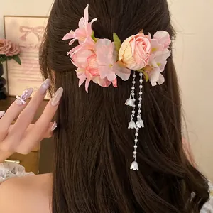 Elegante fermaglio per capelli a fiori rosa con nappe fluenti di perle e campanelle