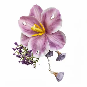 Elegante fermaglio per capelli con fiori viola in tessuto e nappe di perle e cristalli