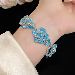 Primo piano dettagliato di un elegante bracciale floreale con pietre di zircone blu al polso