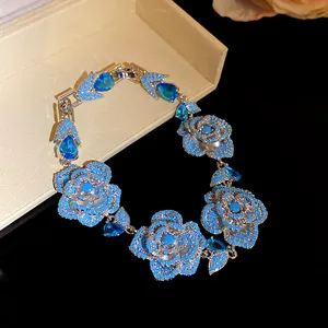 Primo piano di un elegante bracciale a fiori con zirconi blu e dettagli in cristallo.