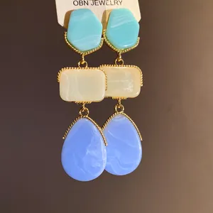 Boucles d'oreilles goutte en résine style vintage avec motifs marbrés pastel et bordures dorées.
