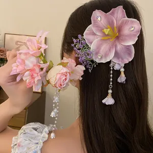 Vista posteriore di un fermaglio per capelli a fiore con nappe di perle su donna