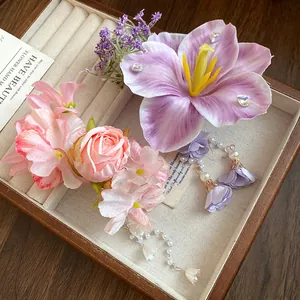 Primo piano di fermagli per capelli con fiori in tessuto fatti a mano e nappe