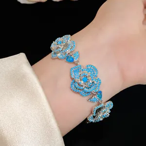Dettaglio di elegante bracciale in argento con fiori blu e pietre di zircone