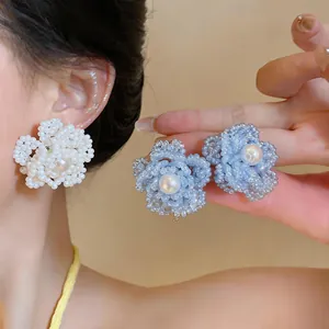 Elegantes pendientes de flores de cuentas hechos a mano con perla, blanco y azul