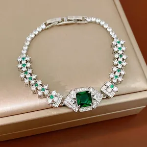 Bracelet vintage argenté orné d'un zircon vert émeraude carré au centre.