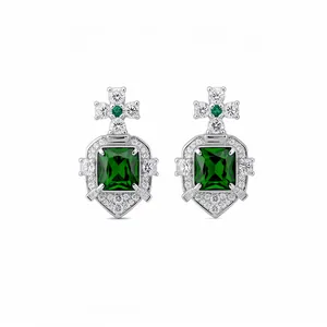 Boucles d'oreilles vintage en argent avec émeraudes carrées et détails de croix en cristal