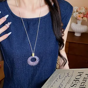 Dettaglio collana con pendente geometrico in acrilico e cordino in ecopelle donna