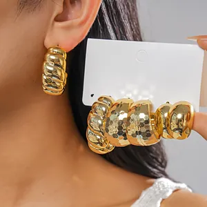 Goldene Geometrische Ohrringe Kollektion Minimalistische Gewinde Gehämmert Glatte Oberfläche Stahl Stift Schmuck Für Damen