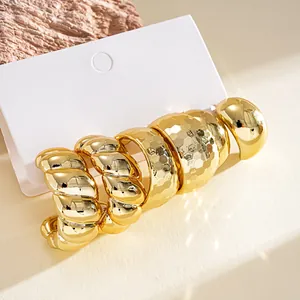 Nahaufnahme eines 6-teiligen goldenen Ohrring-Sets mit geometrischen Hammerschlag-Designs