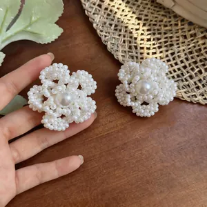 Pendientes de flores con cuentas de perlas blancas hechos a mano para joyas elegantes