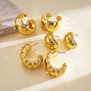 Detailansicht eines 6-teiligen Goldohrring-Sets mit Hammerschlag- und Twist-Texturen.