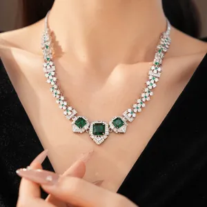 Détail en gros plan d'un collier vintage avec zircons carrés vert émeraude sur le cou