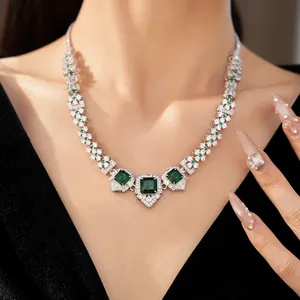 Gros plan d'un collier vintage en zircon vert émeraude avec pendentif carré de luxe