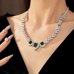 Collier vintage élégant avec zircon carré vert émeraude, vue détaillée sur un mannequin.