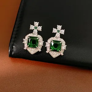 Boucles d'oreilles vintage élégantes en zircon vert avec détail de croix sur cuir