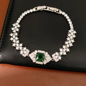 Vue détaillée d'un élégant bracelet vintage en argent orné d'un zircon vert central
