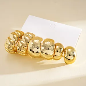 Detailansicht eines 6-teiligen goldenen Ohrring-Sets mit gedrehten Texturen